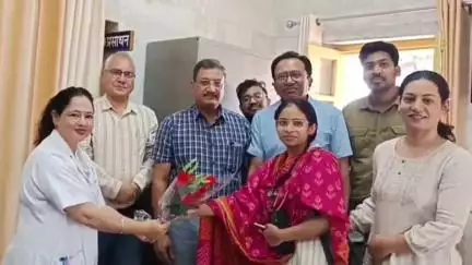 पौड़ी: जिला चिकित्सालय पौड़ी में चिकित्सकों ने केक काटकर मनाया डाक्टर्स डे