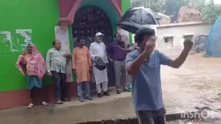 রতুয়া ২: আগুনে পুড়ে ছাই তিনটি বাড়ি,যতমনি গ্রামে আগুনে ক্ষতিগ্রস্ত পরিবারগুলোর সাথে দেখা করলেন ব্লক প্রশাসনের কর্তারা