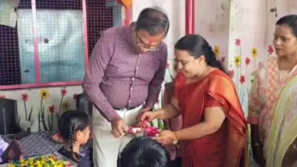 शाहजहांपुर: ग्रीष्मकालीन अवकाश के बाद विद्यालयों का हुआ शुभारंभ, डीएम ने हथोड़ा में बच्चों का रोली, टीका और मिठाई से स्वागत किया
