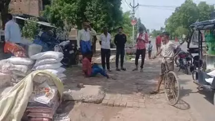 डेरापुर: मंगलपुर तिराहे के पास तेज रफ्तार बाइक सवार युवक अनियंत्रित होकर सड़क पर गिरा, घायल हुआ, नशे की हालत में चला रहा था बाइक
