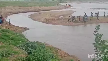 जमुई: त्रिपुरारी सिंह नदी घाट में नहाने के दौरान छात्र की डूबकर हुई मौत, परिजनों ने किया सड़क जाम