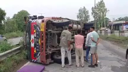 पानीपत: पानीपत में नौल्था के पास ड्राइवर को आई नींद की झपकी, हाइवे पर पलटा आयशर कैंटर, ड्राइवर बाल-बाल बचा