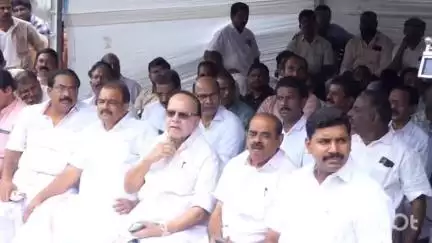ഏറനാട്: ആരോഗ്യമേഖലയിലെ സർക്കാർ അനാസ്ഥ, മഞ്ചേരി മെഡിക്കൽ കോളജിനു മുന്നിലെ കോൺഗ്രസ് പ്രതിഷേധ ധർണ്ണ അനിൽകുമാർ MLA ഉദ്ഘാടനം ചെയ്തു