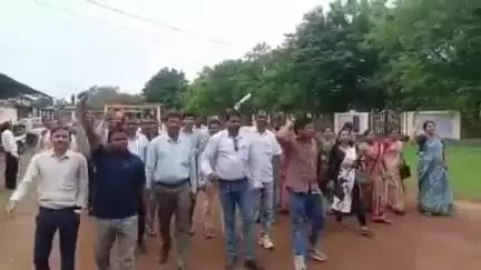 बिंद्रानवागढ़ गरियाबंद: गरियाबंद के फिंगेश्वर ब्लॉक में सैकड़ों शिक्षकों ने युक्तियुक्तकरण के खिलाफ हल्ला बोल दिया है