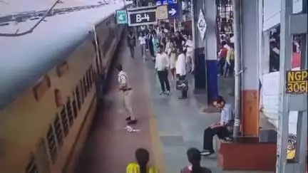 नागपूर शहर: नागपूर रेल्वे स्टेशनवर आरपीएफ जवानाने वाचविला  महिलेचा जीव, बघा थरारक सीसीटीव्ही फुटेज