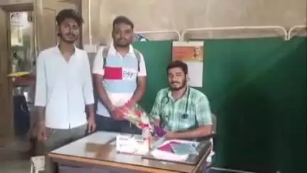 আলিপুরদুয়ার ২: শামুকতলা প্রাথমিক স্বাস্থ্যকেন্দ্রে চিকিৎসককে সংবর্ধনা দিল একটি সংস্থা