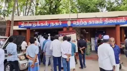 திண்டுக்கல் கிழக்கு: பேகம்பூர் சுற்றியுள்ள பகுதியைச் சேர்ந்த பொதுமக்கள் தெற்கு காவல் நிலையத்தில் குவிந்ததால் பரபரப்பு