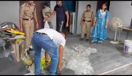 ऋषिकेश: मनसा देवी इलाके में जंगल से एक व्यक्ति को गिरफ्तार किया गया, आवकारी टीम के छापे में शराब भी बरामद