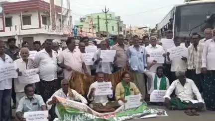ప్రత్తిపాడు: పెదనందిపాడులో పొగాకు రైతుల ఆందోళన