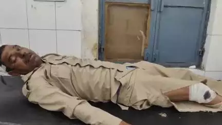 धनौरा: गजरौला चौपला पुलिस चौकी के पास तेज रफ्तार अज्ञात वाहन ने बाइक सवार होमगार्ड को मारी टक्कर, हालत गंभीर