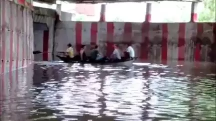 मऊरानीपुर: गरौठा मार्ग पर बने रेलवे अंडर ब्रिज में भरा पानी,लोगो ने नाव चलाकर किया विरोध प्रदर्शन,पानी भरने से परेशानी,#jansamasya