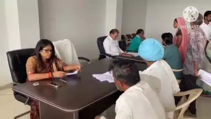 आगर: आगर जिला मुख्यालय पर सीईओ नंदा भलावे कुशरे द्वारा जनसुनवाई, 122 आवेदन प्राप्त