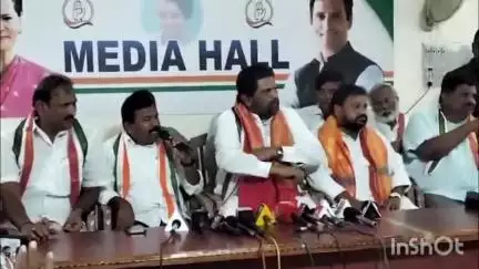 కరీంనగర్: ఎమ్మెల్యే సత్యనారాయణ,ఇతర ముఖ్య నాయకులను ఇందిరమ్మ కమిటీ లు ఎప్పుడు నియమిస్తారని ప్రశ్నించిన కాంగ్రెస్ కార్యకర్తలు