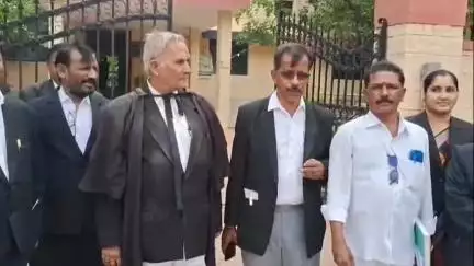 రాయదుర్గం: లాయర్లపై దాడులకు నిరసనగా పట్టణంలో కోర్టు విధులు బహిష్కరించిన లాయర్లు