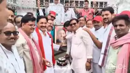 बिधूना: अछल्दा के सराय बाजार में सपा विधायक के आवास पर राष्ट्रीय अध्यक्ष अखिलेश यादव का जन्मदिन धूमधाम से मनाया गया