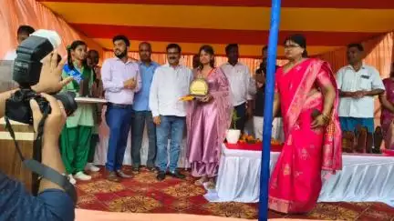 सासंग+2 उच्च विद्यालय के 10वीं एवं 12वीं के टॉपर छात्र छात्राओं को किया गया सम्मानित। #latehar #sasang #jmm #education