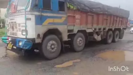 केशकाल: NH-30 केशकाल की सड़क गड्ढों में तब्दील, हादसे की संभावना, राहगीरों को हो रही परेशानी, जिम्मेदार नहीं दे रहे ध्यान