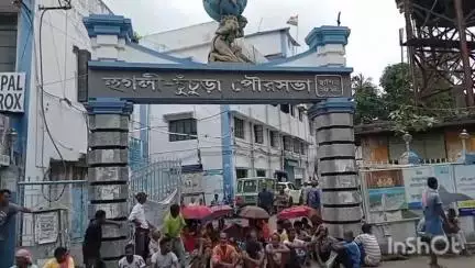 চুঁচুড়া-মগরা: কাজ বন্ধ করে পৌরসভার গেটে অবস্থানে সামিল অস্থায়ী কর্মচারীরা ঘটনাটি চুঁচুড়ার
