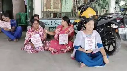খানাকুল ১: জোর করে জমি নিয়ে চাকরি দেওয়ার প্রতিশ্রুতি দিলেও দেওয়া হয়নি চাকরি,কুমুড়সা পঞ্চায়েতের সামনে অনশনে বসল জমিহার পরিবার