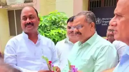 खलीलाबाद: CMO कार्यालय परिसर से जिला पंचायत अध्यक्ष बलिराम यादव ने संचारी रोग नियंत्रण दस्तक अभियान के वाहनों को दिखाई हरी झंडी