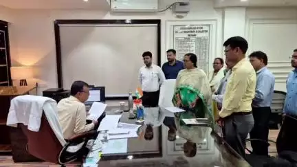 ଦେବଗଡ: ଓଏଏସ ଅଧିକାରୀଙ୍କୁ ଆକ୍ରମଣ ପ୍ରତିବାଦରେ ଆନ୍ଦୋଳନକୁ ଓହ୍ଲାଇଲା ଜିଲ୍ଲା ଓଏଏସ ସଙ୍ଘ, ଜିଲାପାଳଙ୍କ କାର୍ଯ୍ଯାଳୟରେ ସମୂହ ଛୁଟି ଆବେଦନ