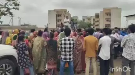 ઓખામંડળ: કલેકટર કચેરી ખંભાળિયા ખાતે દ્વારકાના પાથરણા અને લારી ધારકો દ્વારા આવેદન આપવામાં આવ્યું#jansamasya
