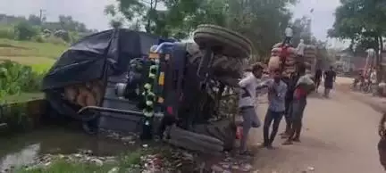 बदायूं: बदायूं के अढौली रेलवे क्रॉसिंग के समीप सड़क की साइड धंसने से मक्का भरी ट्रैक्टर-ट्रॉली नाले में पलटी