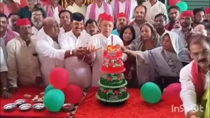 हरदोई: सपा कार्यालय पर केक काटकर धूमधाम से मनाया गया सपा सुप्रीमो अखिलेश यादव का जन्मदिन
