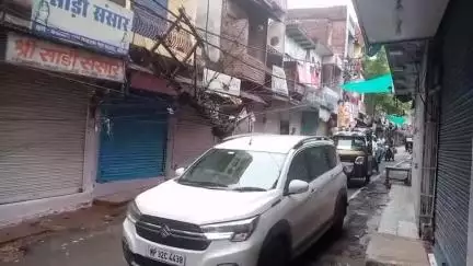 दतिया नगर: बड़ा बाजार से पटवा चौराहा मार्ग पर अज्ञात वाहन ने विद्युत खंभे को मारी टक्कर, खंभा क्षतिग्रस्त