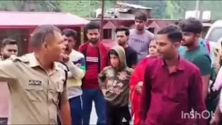 राजगढ़ी: यमुनोत्री हाईवे पर सिलाई बैंड के पास वास आउट मार्ग से पुलिस यात्रियों की सुरक्षित आवाजाही करा रही है