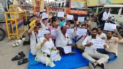 देवरिया जनपद के सलेमपुर थाना क्षेत्र के अंतर्गत दो पत्रकारों का फर्जी मुकदमा लिखा जाने पर नाराज पत्रकारों ने आज सुभाष चौक पर बैठकर कर रहे हैं धरना प्रदर्शन जिम्मेदार अधिकारी मौन पड़े हैं

पत्रकार अशोक मद्धेशिया