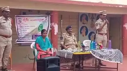 మంత్రాలయం: మహిళలపై జరిగే మోసాలు, నేరాలపై అప్రమత్తంగా ఉండాలి: పెద్ద కడబూరు ఎస్సై నిరంజన్ రెడ్డి