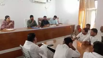 पुपरी: पुपरी अनुमंडल कार्यालय में मतदाता सूची पुनरीक्षण और पर्वों को लेकर जनप्रतिनिधियों की बैठक हुई
