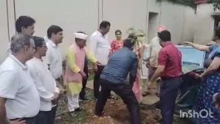 गोरेगाव: फुले नको,झाडे लावा–तीही आईच्या नावाने,
सभापती चित्रकला चौधरी यांचे भावनिक आवाहन ,पंचायत समितीचे आवारात 500 वृक्षाचे रोपन