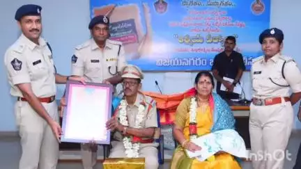 ఉద్యోగ విరమణ చేసిన అధికారులను పోలీస్ శాఖల అందించిన సేవలను కొనియాడిన జిల్లా ఎస్పీ వకుల్ జిందాల్