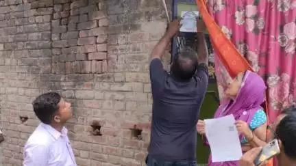सिसवन: सिसवन बीडीओ ने मतदाता सूची पुनरीक्षण कार्य का किया निरीक्षण