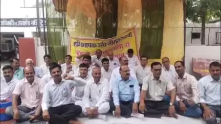 नीम का थाना: नीमकाथाना जिला व सीकर संभाग बहाली की मांग को लेकर वकीलों ने उपखंड कार्यालय पर किया प्रदर्शन