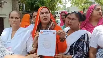 मुज़फ्फरनगर: किन्नर समाज ने रोते हुए सुनाई पीड़ा, फर्जी किन्नर कर रहे गुरु किन्नर की छवि धूमिल, किन्नर बेहोश होकर गिरी