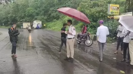 सातारा: हुल्लडबाज पर्यटकांना रोखण्यासाठी कास पठाराकडे जाणाऱ्या रस्त्यावर वाहनांची वाहतूक पोलिसांकडून तपासणी