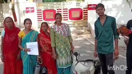 जमुई: कुल देवता की पूजा को लेकर डीएम आवास के बाहर स्थानीय लोगों ने किया घेराव, परंपरा जारी रखने की मांग