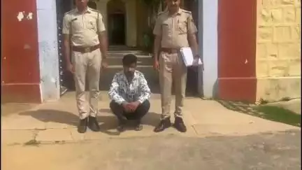 पुलिस थाना जमवारामगढ ने 1 करोड़ 40 हजार रूपये की लूट के मामले में फरार आरोपी को किया गिरफ्तार।