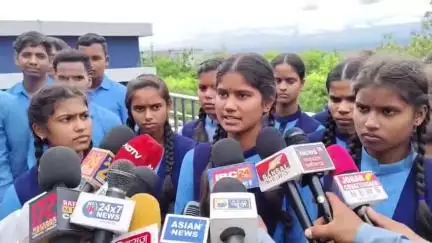 बलौदाबाज़ार: नगर पंचायत टुंडरा के छात्र-छात्राएं शिक्षकों की मांग को लेकर कलेक्टर से मिलने पहुंचे, आज मंगलवार को जनदर्शन