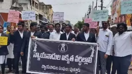 నగరి: న్యాయవాదులపై దాడులను ఖండిస్తూ పుత్తూరు లో న్యాయవాదులు నిరసన