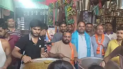 रफीगंज: किराना पट्टी नरसिंह स्थान में अखंड कीर्तन के समापन के उपरांत प्रमोद सिंह ने किया भव्य भंडारे का उद्घाटन