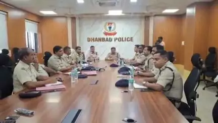 धनबाद/केंदुआडीह: बोकारो प्रक्षेत्र के आईजी क्रांति कुमार गड़देशी धनबाद पहुंचे, समाहरणालय में पुलिस अधिकारियों के साथ की बैठक