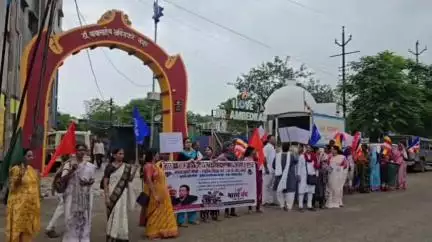 बुलढाणा: मलकापूर रोडवर भारत मुक्ती मोर्चा आणि बहुजन क्रांती मोर्चाच्यावतीने विविध मागण्यांसाठी निदर्शने