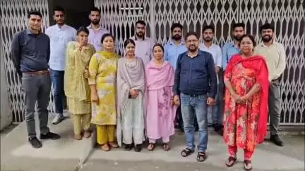 टिहरी: आउटसोर्स के तहत एनएचएम में तैनात कर्मियों ने 3 माह से वेतन न मिलने पर CMO कार्यालय में आंदोलन की दी चेतावनी