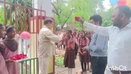 अकबरपुर: जिले में 1591 स्कूलों में नया सत्र शुरू, रोली चंदन से बच्चों का स्वागत, नामांकन के लिए 15 दिन का विशेष अभियान