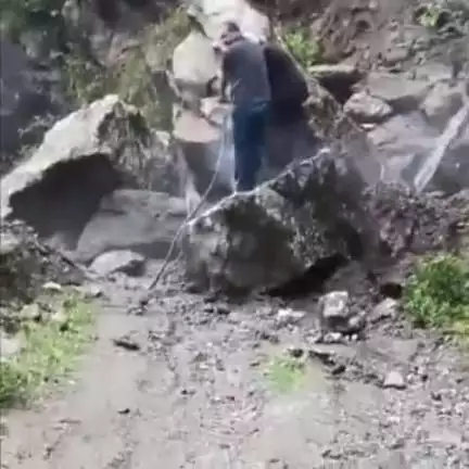 निचार: किन्नौर के रूपी सड़क मार्ग पर हुआ भूस्खलन, अवरुद्ध सड़क मार्ग की बहाली का काम जारी