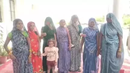 महोबा: जलभराव से त्रस्त करहरा कलां गांव की महिलाओं ने नाले के लिए डीएम से लगाई गुहार